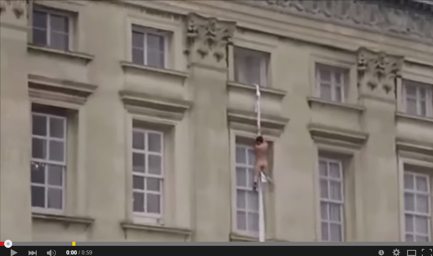 Ордны цонхоор нүцгэн эр бууж байх юм